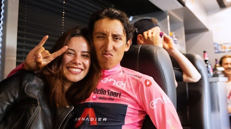 Egan Bernal y su novia, Xiomara Guerrero, en una foto muy romántica