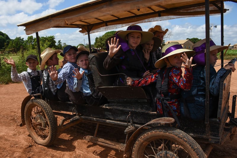 Los niños de las comunidades Memonitas acuden a la escuela de manera normal, mientras que millones de infantes en el país no asistieron por más de un año a clases presenciales por la pandemia de Covid-19, en sus planteles no hay medidas sanitarias, como el uso de cubrebocas o gel antibacterial.