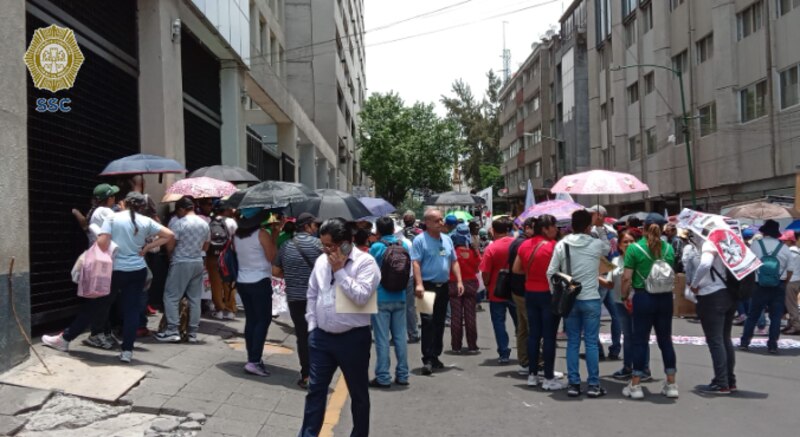 Multitud de personas se reúne frente a un edificio gubernamental