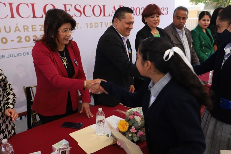La alcaldesa entrega un reconocimiento a una alumna destacada