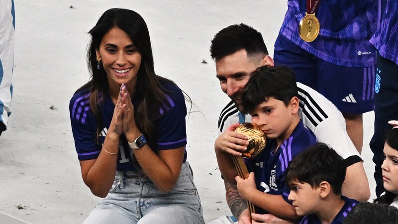 Lionel Messi celebra la victoria de Argentina en la Copa Mundial de la FIFA 2022 junto a su esposa Antonela Roccuzzo y sus hijos Thiago, Mateo y Ciro.