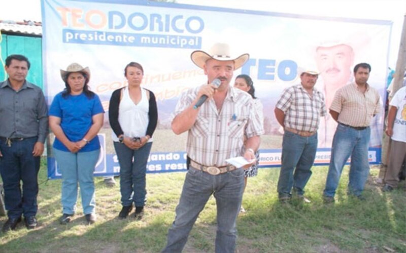 El candidato a la presidencia municipal, Teodorico, en un evento de campaña.