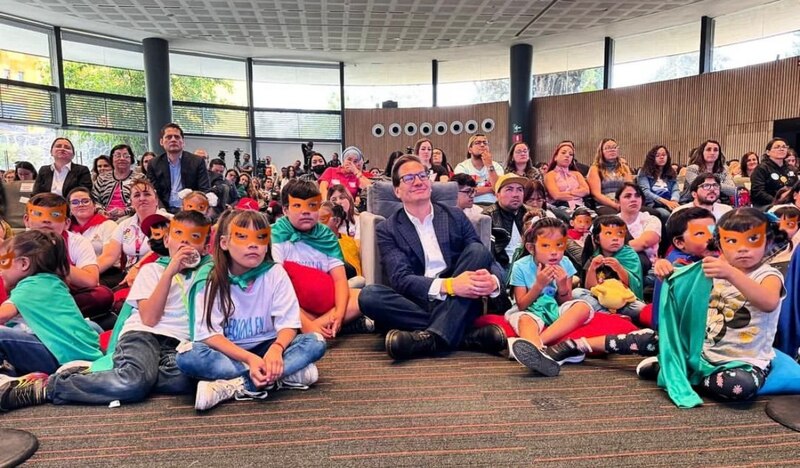 El candidato presidencial se reúne con niños y niñas en un evento de campaña.