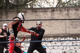 “Rey Tirano” debuta con victoria en una emocionante función de lucha libre