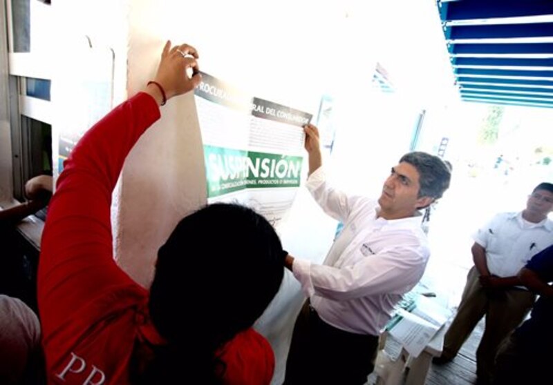 El candidato a la presidencia de México, Enrique Peña Nieto, saluda a sus simpatizantes.