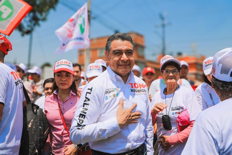 Title: El candidato a la presidencia de México, Tony Rodríguez, saluda a sus simpatizantes durante un mitin en Tlalnepantla.