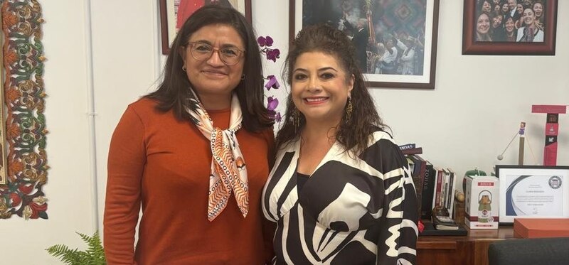 La Ministra de Cultura, Milagros Germán, recibe en su despacho a la cantante Maridalia Hernández.