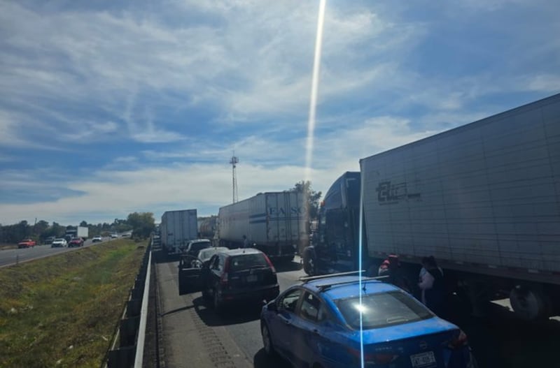 Carros atorados en el tráfico de la Autopista México-Querétaro