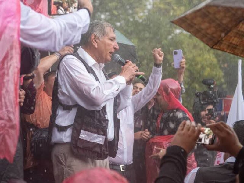 El candidato presidencial Gustavo Petro hablando en un mitin bajo la lluvia