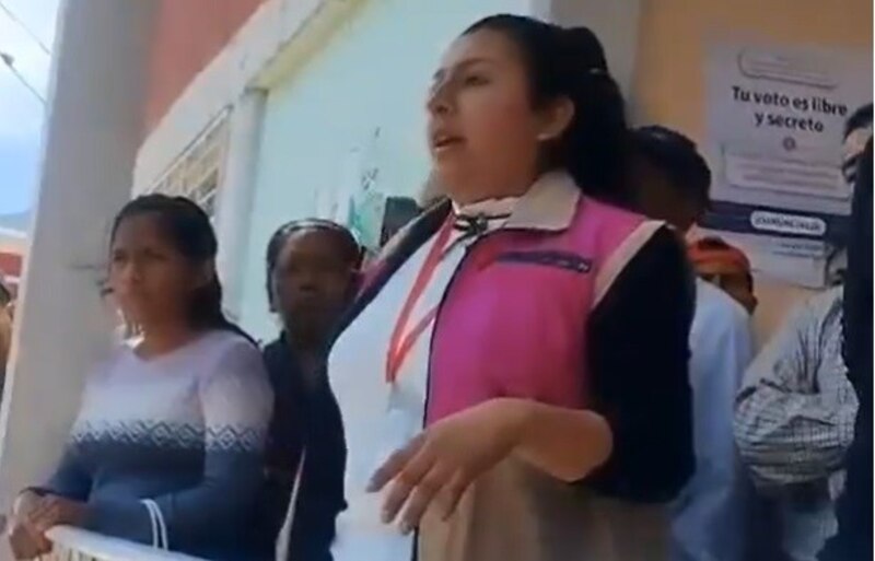 Mujer ejerciendo su derecho al voto en una elección