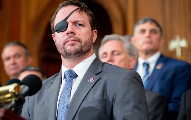 El congresista Dan Crenshaw habla en una conferencia de prensa.