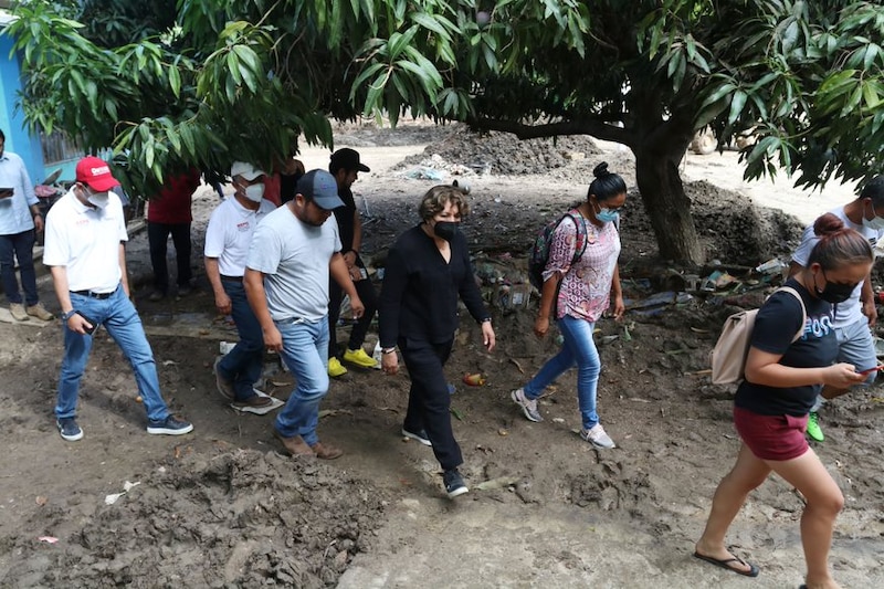 La alcaldesa de Guayaquil, Cynthia Viteri, recorre las calles de la ciudad afectadas por las inundaciones.