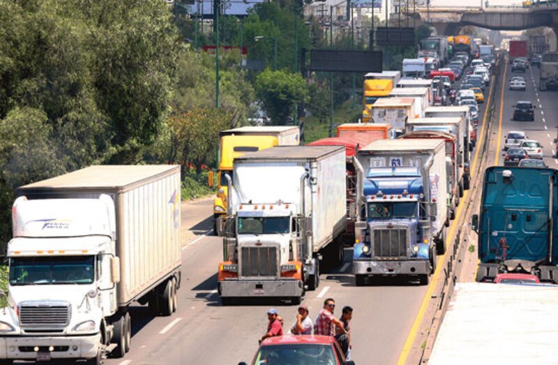 Tráfico de camiones en una carretera