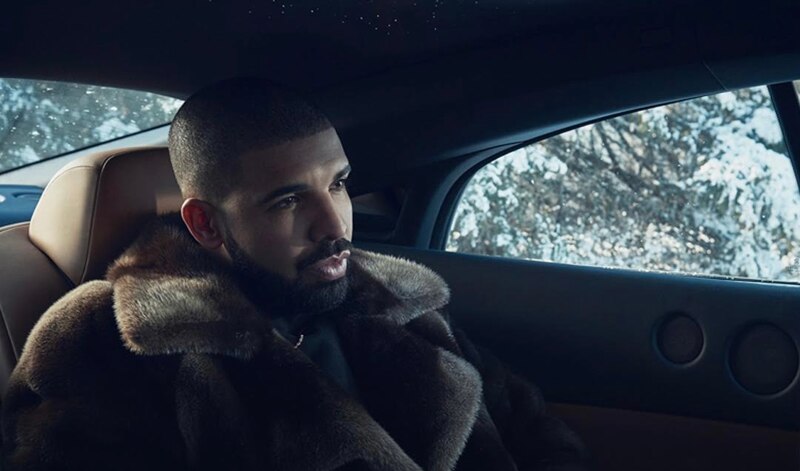 Drake, el rapero canadiense, en un coche de lujo