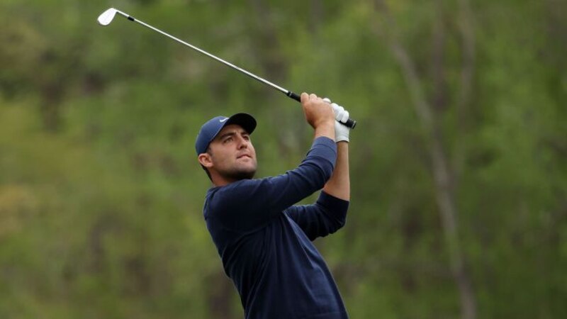 El golfista profesional Bryson DeChambeau en acción durante un torneo.