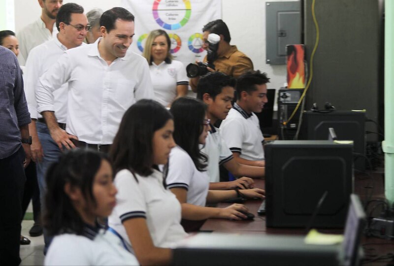 El Presidente Municipal de Zapopan supervisa la entrega de equipo de cómputo en una escuela primaria.