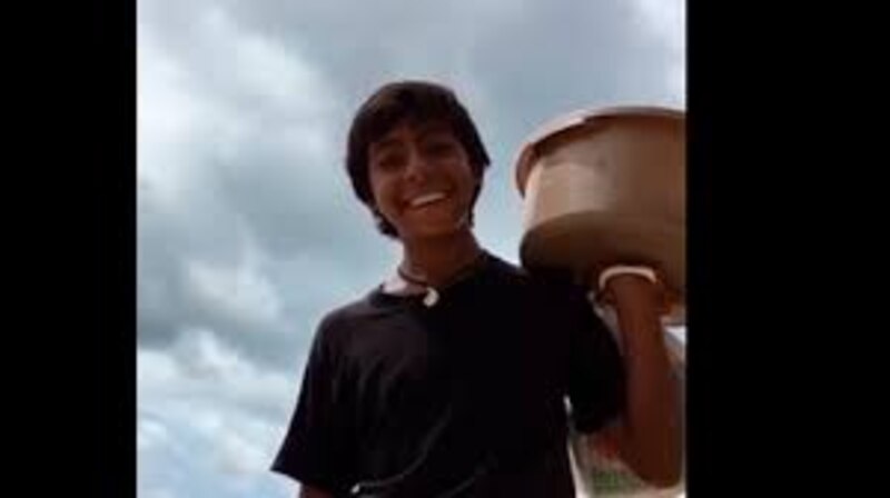 Niño indio feliz