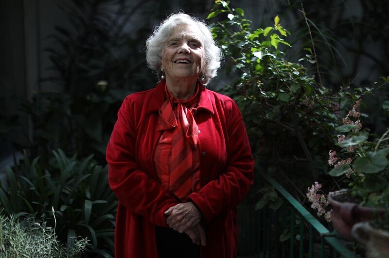 Abuela feliz en el jardín