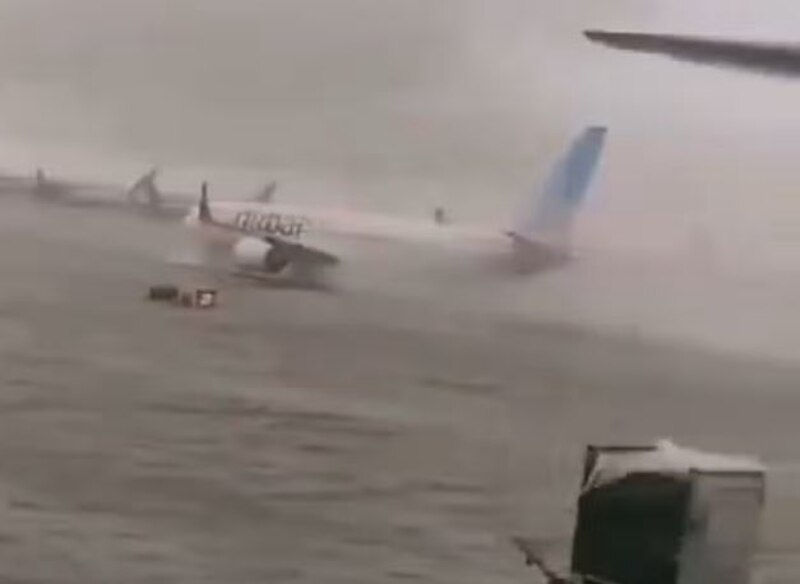 Un avión aterriza en medio de una tormenta