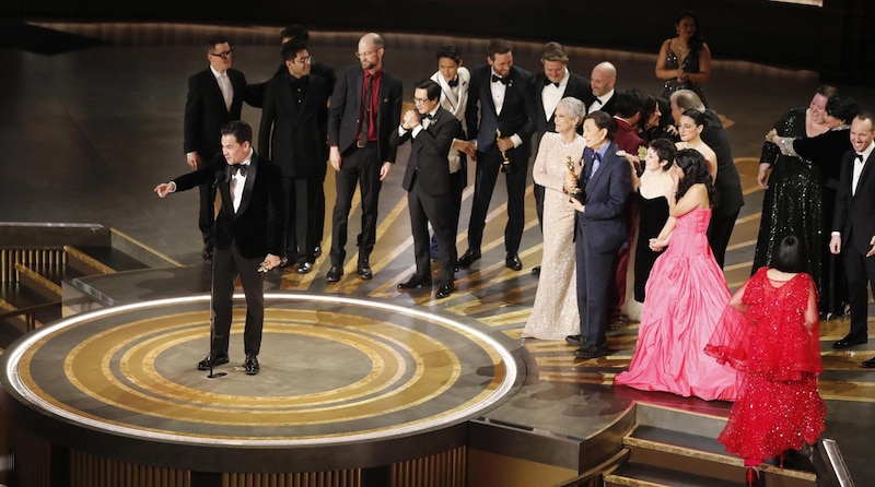 Los ganadores del Oscar 2020 posan para una foto en el escenario