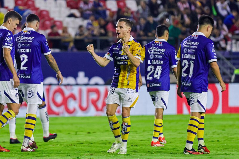 Jugador de fútbol celebra un gol con sus compañeros