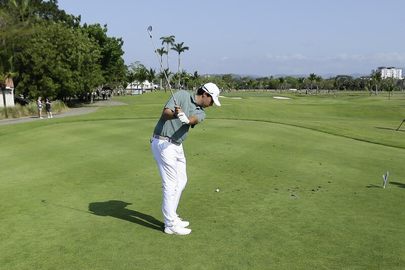 Golfista masculino en el tee