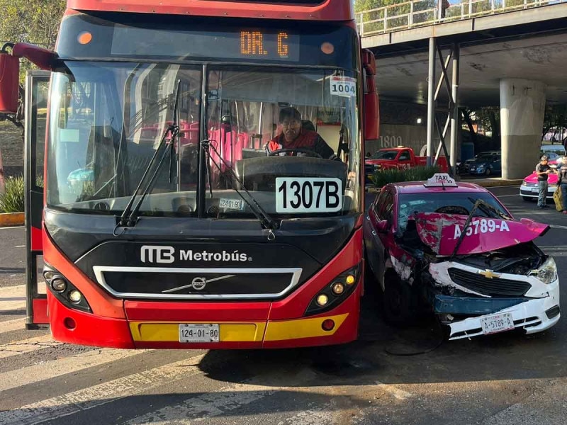 Choque entre autobús y taxi en la Ciudad de México