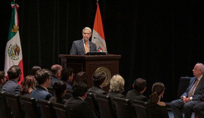El presidente López Obrador pronuncia un discurso ante un público en un auditorio.