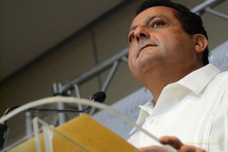 El gobernador de BCS, Carlos Mendoza Davis, durante una conferencia de prensa.