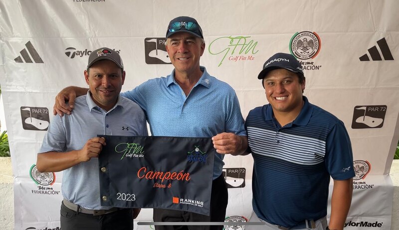 Golfistas celebran su victoria en el torneo