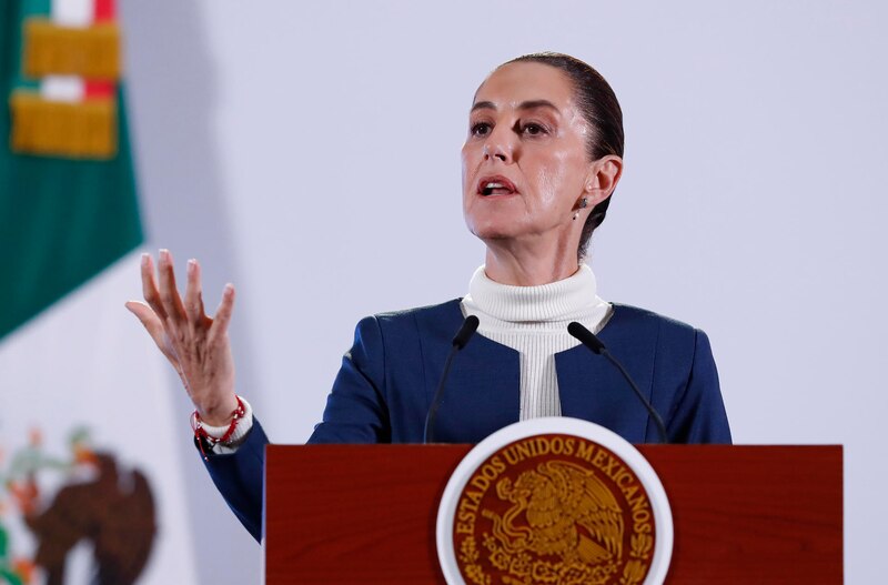 La presidenta de México, Claudia Sheinbaum, habla durante su conferencia de prensa este miércoles en el Palacio Nacional de la Ciudad de México (México). Sheinbaum afirmó que la cumbre del G20 en Brasil "recibió bien" su planteamiento de redirigir el 1 % del gasto armamentista en un programa de reforestación para apoyar a 6 millones de campesinos en el mundo.