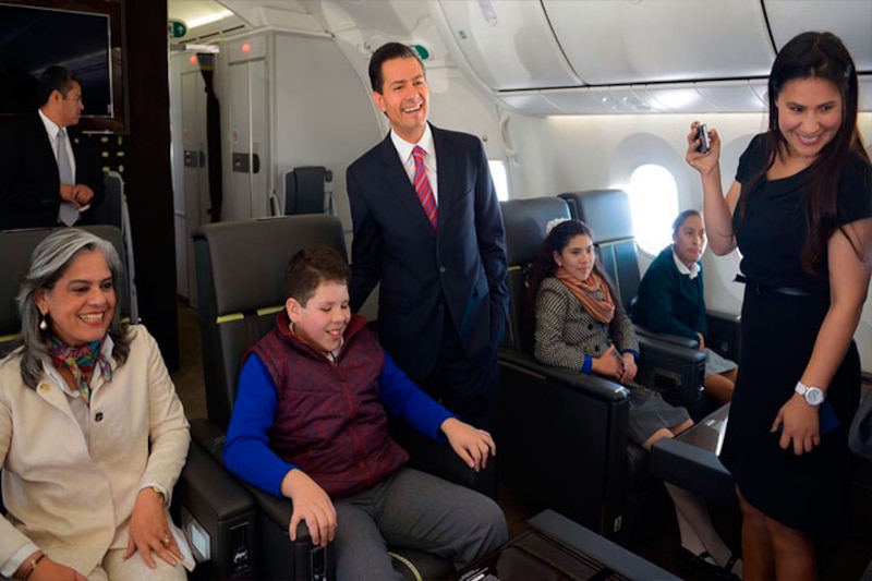 El presidente Enrique Peña Nieto y su familia abordan el avión presidencial