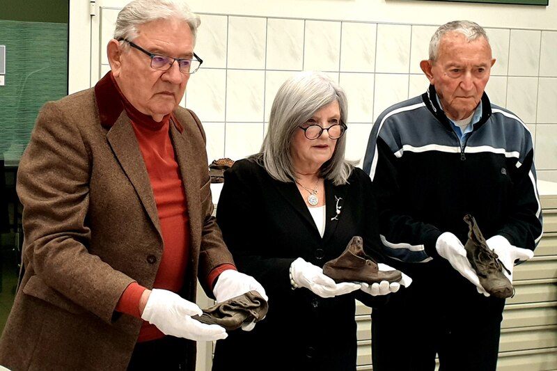 Expertos analizan los zapatos hallados en el campo de concentración de Auschwitz