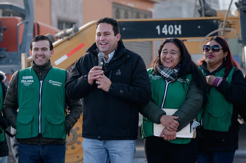 Maquinaria y trabajadores realizan obras de pavimentación en una calle de la colonia Loma Blanca en Saltillo