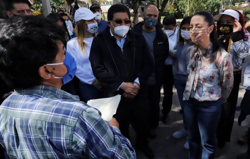 Reunión de vecinos con autoridades para discutir el proyecto de remodelación del parque