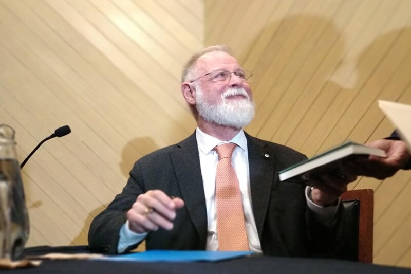 El autor firma su libro