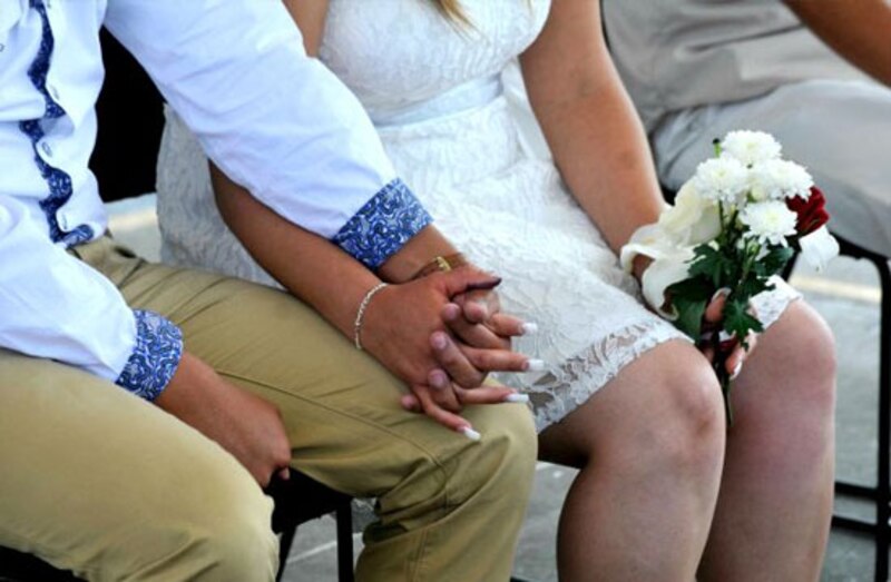 Pareja de novios tomados de la mano