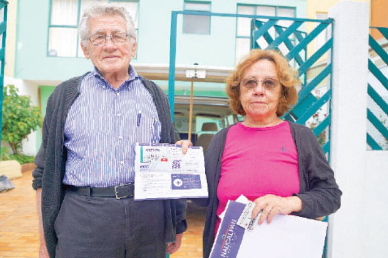 Pareja de ancianos muestra su alegría por recibir la vacuna contra el COVID-19