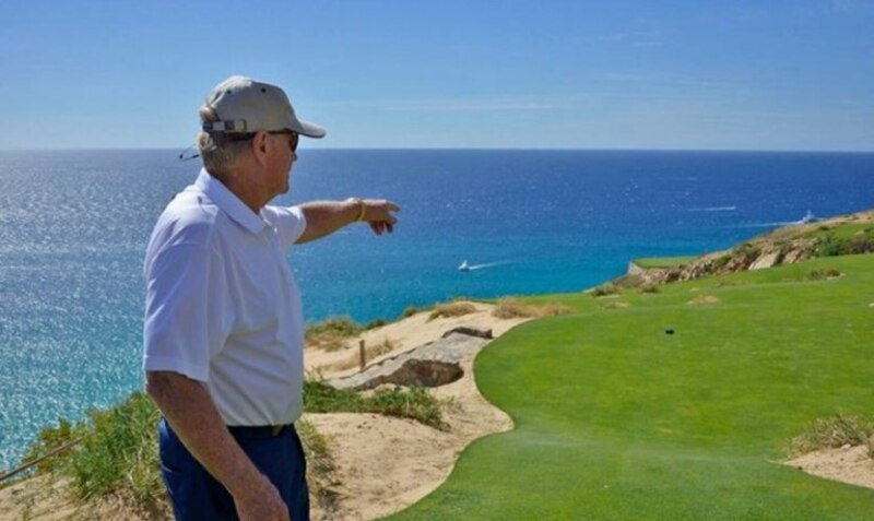 Golfista en el campo de golf con vista al mar