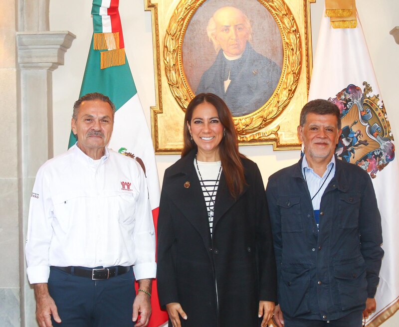 La Gobernadora Libia Dennise García con funcionarios del Infonavit y Sedatu
