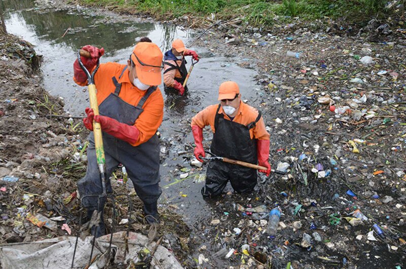 Limpieza de un río contaminado