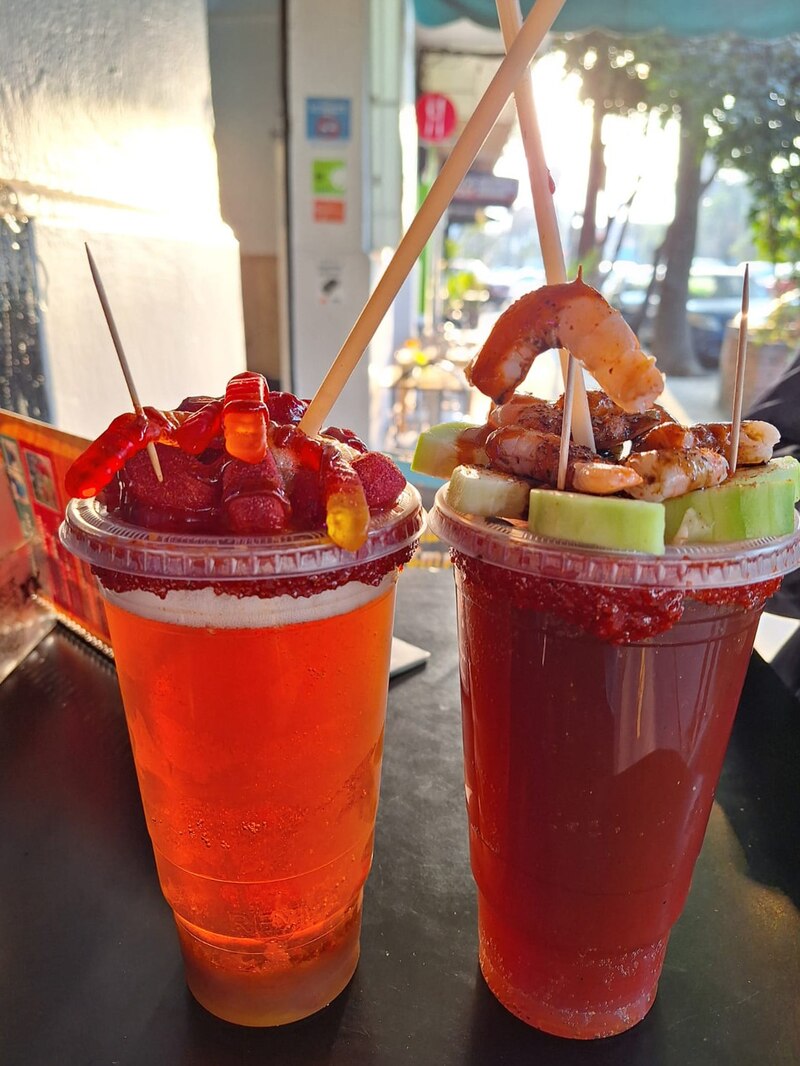 Micheladas con camarones y gomitas