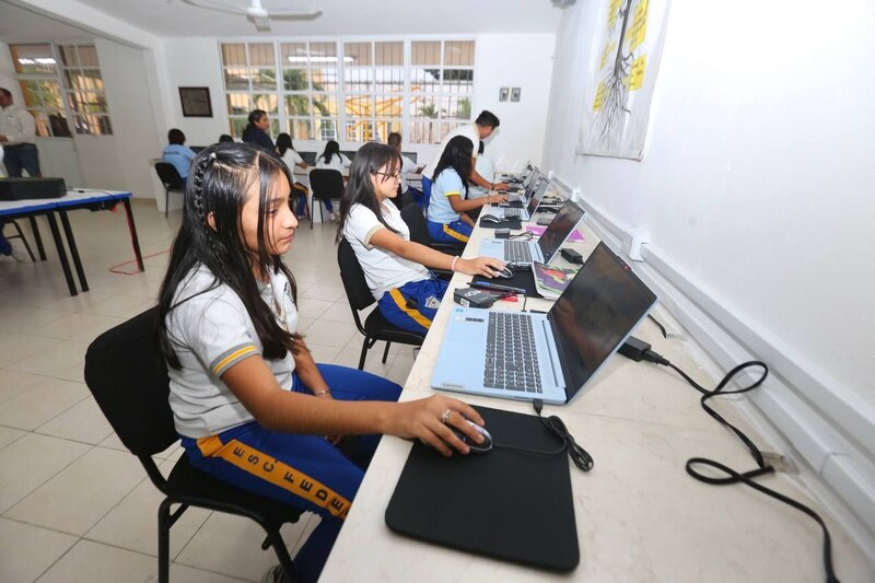 Estudiantes usando ordenadores portátiles en el aula