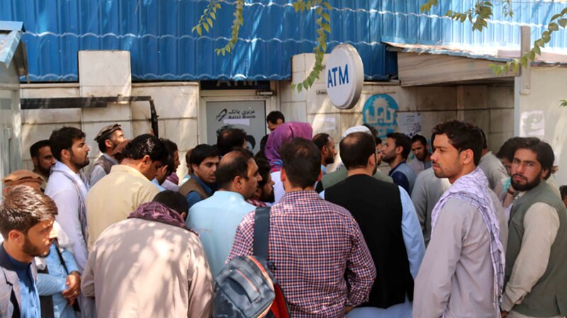 Afganos hacen fila en un banco para retirar dinero en efectivo