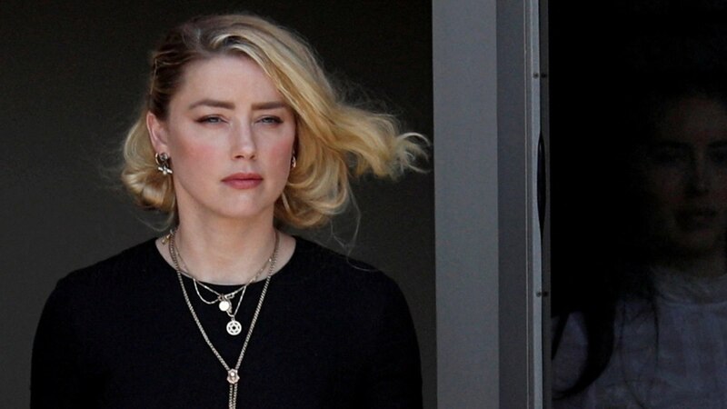 Amber Heard sale de la corte tras el juicio por difamación contra Johnny Depp