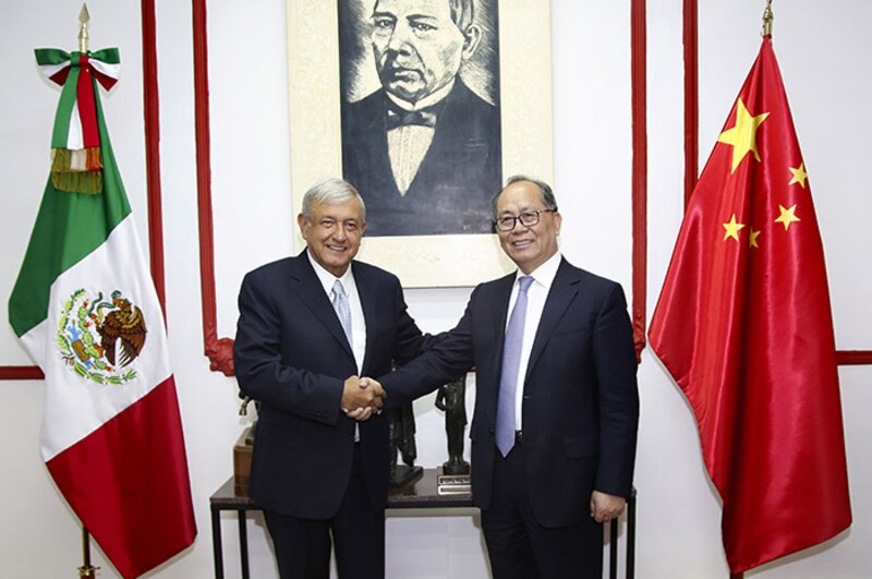 El presidente mexicano, Andrés Manuel López Obrador, se reúne con el embajador chino, Zhu Qingqiao.