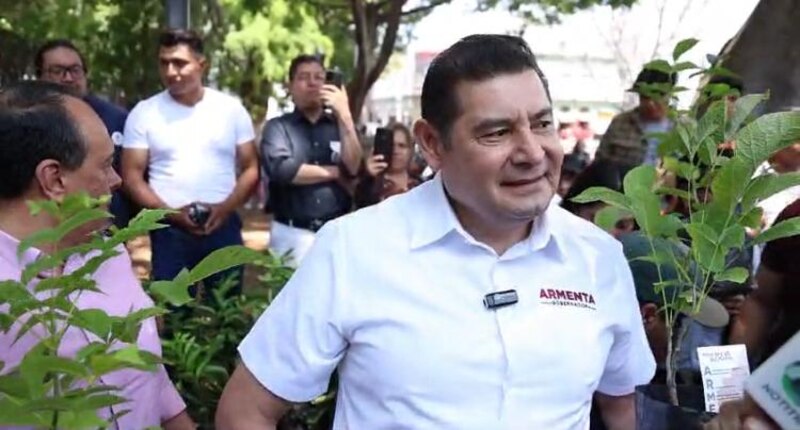 El alcalde de Guadalajara, Pablo Lemus, supervisa la plantación de árboles en la ciudad