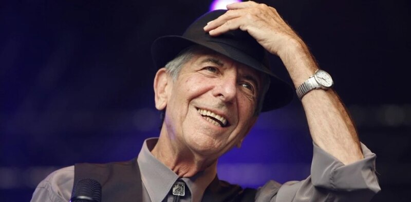 El cantante Leonard Cohen actúa en directo.