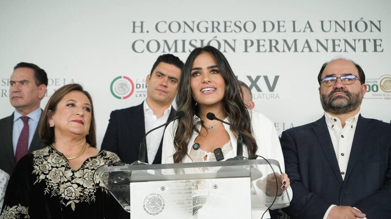 La diputada Margarita Zavala da un discurso en el Congreso de la Unión.