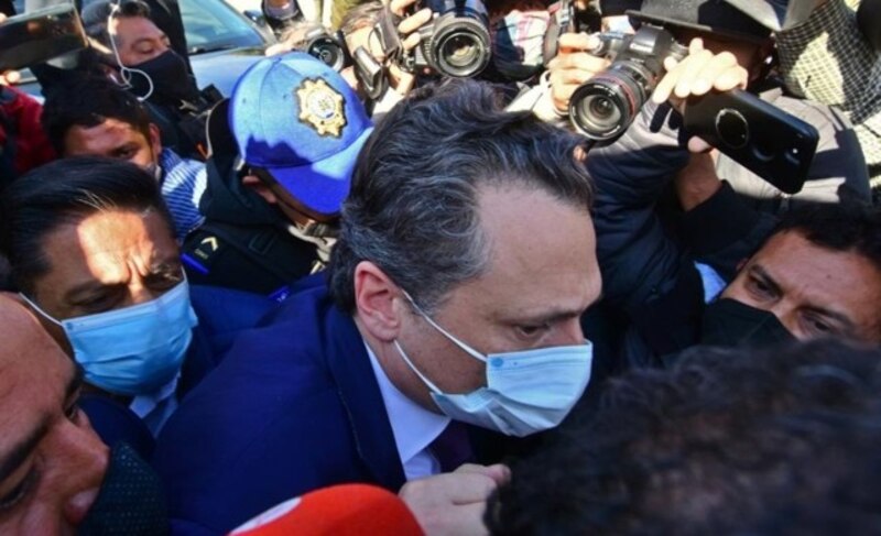 El presidente ecuatoriano Guillermo Lasso es recibido por una multitud en su llegada a la ciudad de Guayaquil